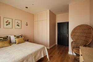Un pat sau paturi într-o cameră la Lighthouse View Apartment