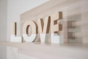 a sign that says i love on a wall at Gardappartamenti Sorgente Pool in Sirmione