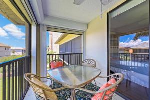 d'une terrasse avec une table en verre et des chaises sur un balcon. dans l'établissement Island Club II 10, à Marco Island