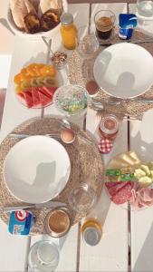 una mesa cubierta con platos y tazones de comida en Guesthouse Casa Felicia, en Montes de Alvor
