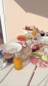 una mesa con muchos platos de comida. en Guesthouse Casa Felicia, en Montes de Alvor