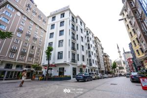 um edifício numa rua da cidade com carros estacionados em THE NEST HOTEL em Istambul