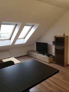 a living room with two skylights and a television at Apartament Centrum przy Wiśle, Żydowska dzielnica in Krakow