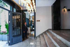 Ein Mann steht an der Tür eines Gebäudes in der Unterkunft THE NEST HOTEL in Istanbul