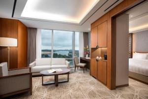 Ένα ή περισσότερα κρεβάτια σε δωμάτιο στο LOTTE Hotel Yangon