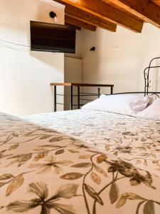 モーディカにあるCasa vacanze ‘A Catina’のベッドルーム1室(ベッドカバー付)