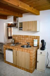 kuchnia ze zlewem i blatem w obiekcie Casa vacanze ‘A Catina’ w mieście Modica