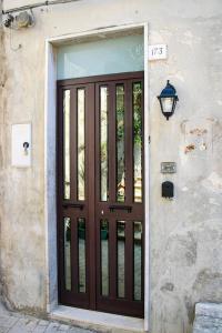 モーディカにあるCasa vacanze ‘A Catina’の看板の建物への扉