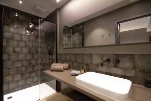 bagno con lavandino e doccia di DAS Hotel by Hopfenschlingel a Rastatt