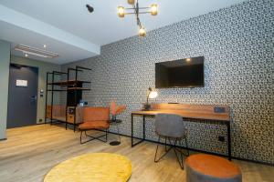 TV at/o entertainment center sa DAS Hotel by Hopfenschlingel