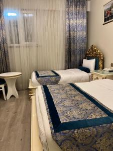 een hotelkamer met 2 bedden en een tafel bij İstasyon Hotel in Istanbul