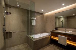 Ένα μπάνιο στο LOTTE Hotel Yangon