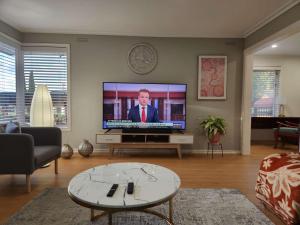 TV a/nebo společenská místnost v ubytování Spacious Frankston Retreat