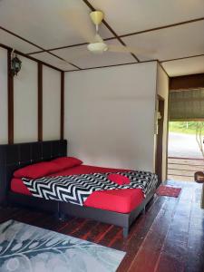 Postel nebo postele na pokoji v ubytování D'Impiana Riverview Chalet # Lenggong