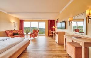 バート・タイナッハ・ツァヴェルシュタインにあるBerlins KroneLammのベッドとデスクが備わるホテルルームです。
