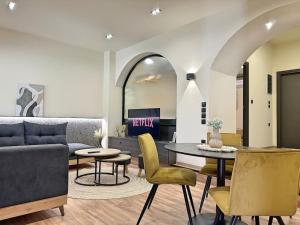 ein Wohnzimmer mit einem Sofa und einem Tisch in der Unterkunft Oasis Luxury Apartments in Eretria
