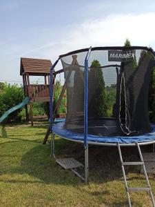 - une aire de jeux avec trampoline dans la pelouse dans l'établissement Za Humnama, à Hlohovec