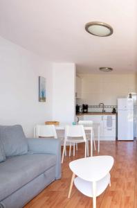 una sala de estar con un sofá y una mesa en Apartamento Maypa 1 Calma, en San Bartolomé
