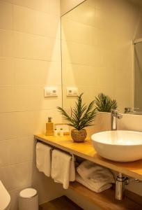 ニグランにあるCostaSerenaSuitesのバスルーム(洗面台、鏡付)