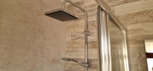 una ducha con cabezal de ducha en un baño en ESTUDIOS DANIEL y MARTA, en La Mata 17 fotos más