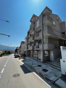 un edificio de apartamentos al lado de una calle en Guest House Mrvaljević en Budva