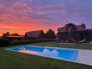 a house with a swimming pool in the yard at Dom wakacyjny z basenem in Dębki
