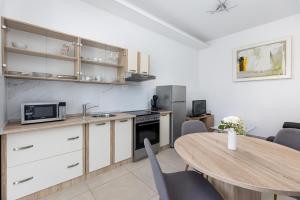 Kuchyň nebo kuchyňský kout v ubytování Apartment Ana