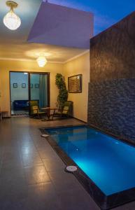 uma piscina no meio de uma sala de estar em Douiria salix agafay em Marrakech