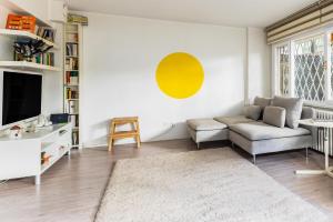 sala de estar con sofá y TV en Chic Flat, en Estambul