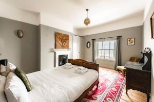 een slaapkamer met een bed en een woonkamer bij Wellington House - Norfolk Holiday Properties in Lowestoft