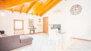 een woonkamer met een bank en een tafel bij Lugana e Papaveri - Italian Homing in San Martino della Battaglia