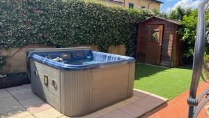 una gran bañera al aire libre con TV en un patio en Il Dolce Sospiro, en Pisa