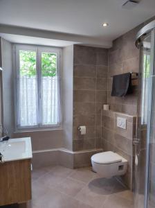 een badkamer met een toilet, een wastafel en een douche bij Résidence Mart'ins in Callas