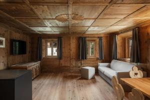 ein Wohnzimmer mit einem Sofa und einem Tisch in der Unterkunft Adlhof Apartments in Bruneck