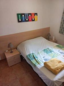 - une chambre avec un lit et 2 tables avec des lampes dans l'établissement Appartement de vacances Marine de Bravone - Corse, à Linguizzetta