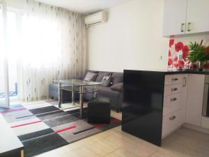 un soggiorno con divano e tavolo di Modern apartment in Burgas a Burgas