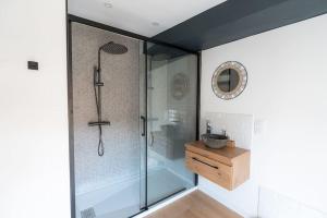 een glazen douche in een badkamer met een wastafel bij Ode au bonheur in La Cadière-dʼAzur