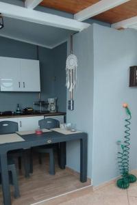 eine Küche mit einem Tisch und Stühlen im Zimmer in der Unterkunft Spartines home in Votsi