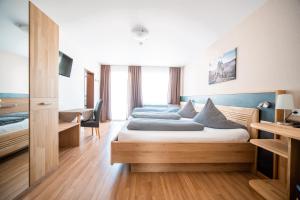 a hotel room with two beds in a room at Hotel-Restaurant Langen in Kattenes