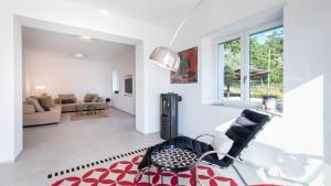 ein Wohnzimmer mit einem Glastisch und einem Stuhl in der Unterkunft VILLA PETRILLO 6, Emma Villas in Passo di Mirabella