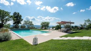 uma piscina num quintal com uma mesa e um guarda-sol em VILLA PETRILLO 6, Emma Villas em Passo di Mirabella