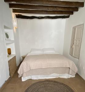 a bedroom with a bed in a white room at Casa Limonero in Sedella