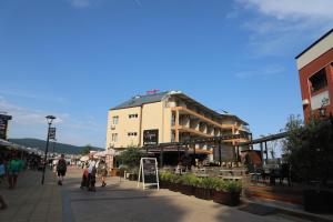 un edificio en una calle con gente caminando por la acera en Hotel Star, en Sunny Beach