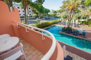 Bazén v ubytování Vilamoura Garden Hotel nebo v jeho okolí
