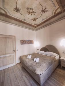 una camera da letto con un grande letto con due asciugamani di Nashira Rooms a Firenze