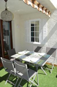 een eettafel en stoelen in de tuin bij STUDIO 109 GRANDE TERRASSE in Bandol