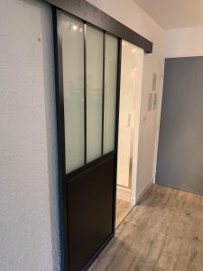 een glazen schuifdeur in een kamer met een gang bij STUDIO 109 GRANDE TERRASSE in Bandol