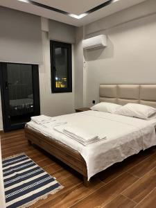 ein Schlafzimmer mit einem großen Bett und einem Fenster in der Unterkunft KARAASLAN GROUP TATİL EVLERİ in Kusadası