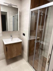 a bathroom with a sink and a shower at KARAASLAN GROUP TATİL EVLERİ in Kusadası