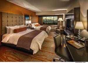 um quarto de hotel com duas camas e uma secretária em Golden Nugget Lake Tahoe em Stateline